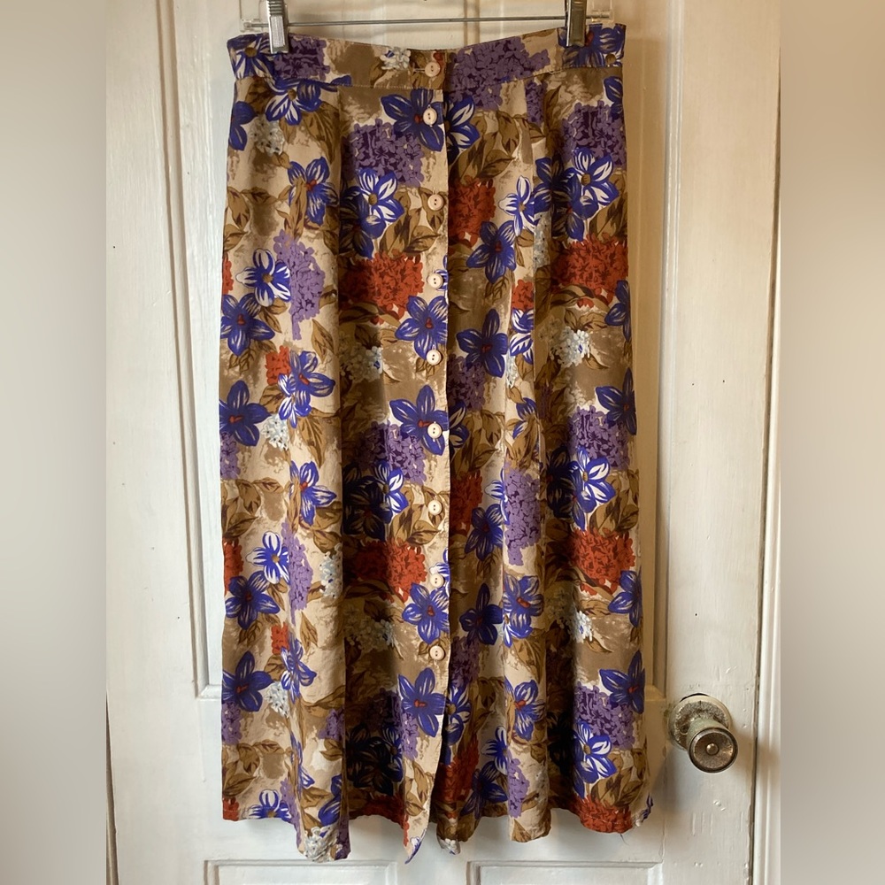 Sag Harbor button down floral rayon skirt. Size medium. Good condition